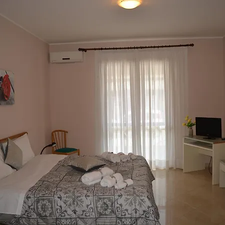 Kleos Bed & Breakfast 3*